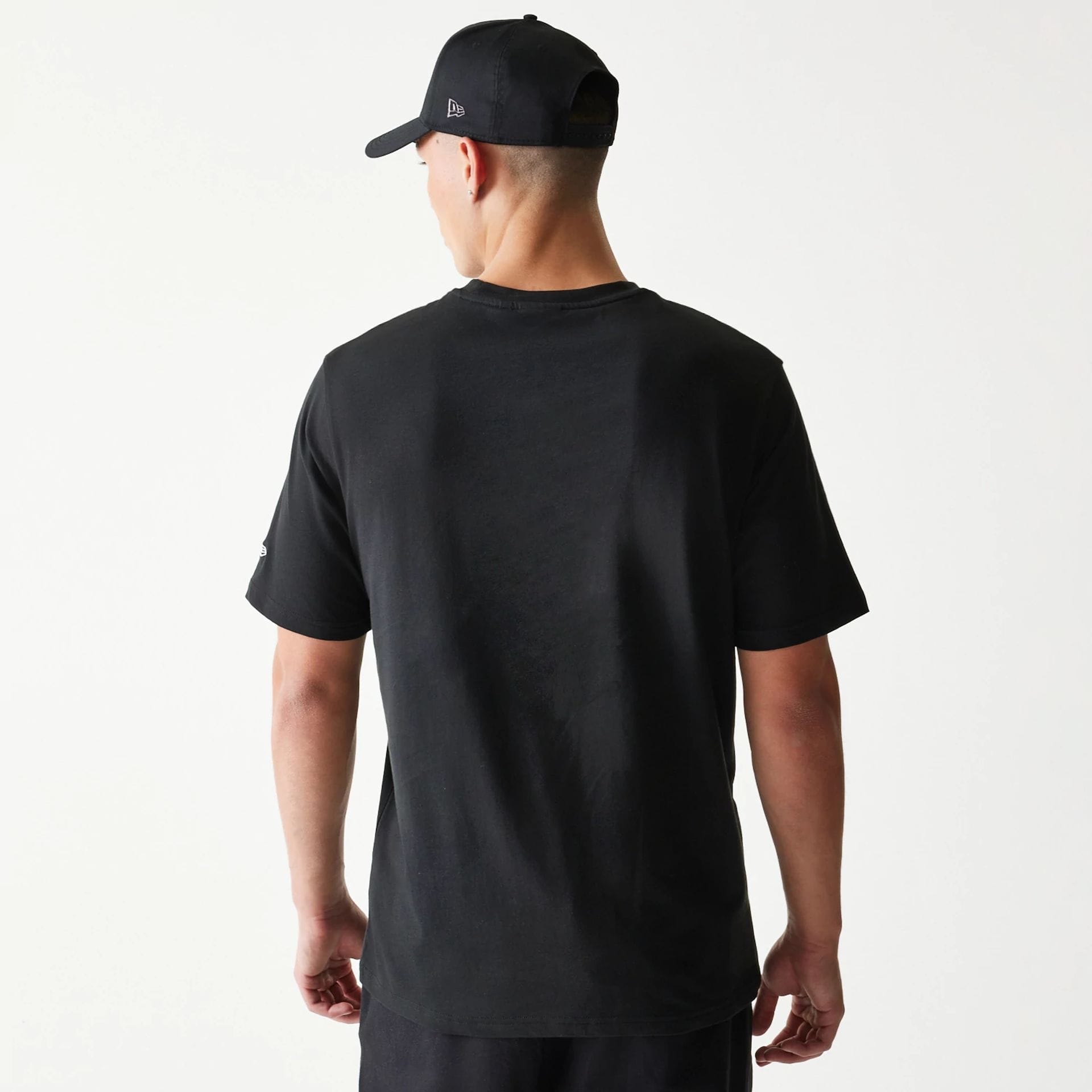 Chicago Bulls NBA Ball Graphic Black T-Shirt-kentox - Image 2